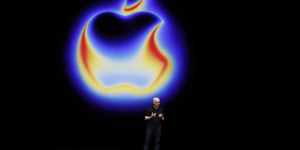 Η Apple γίνεται η δεύτερη εταιρεία στην ιστορία με χρηματιστηριακή αξία 5 τρισ. δολαρίων
