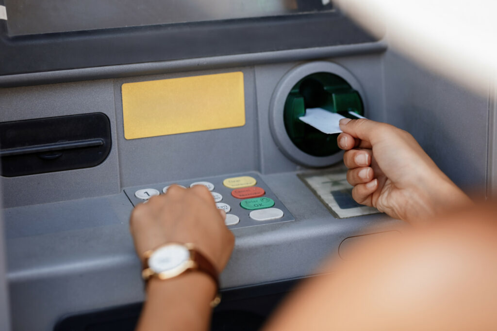 Επίδομα 100 ευρώ: Ξεκίνησε η πληρωμή για 80.000 δικαιούχους