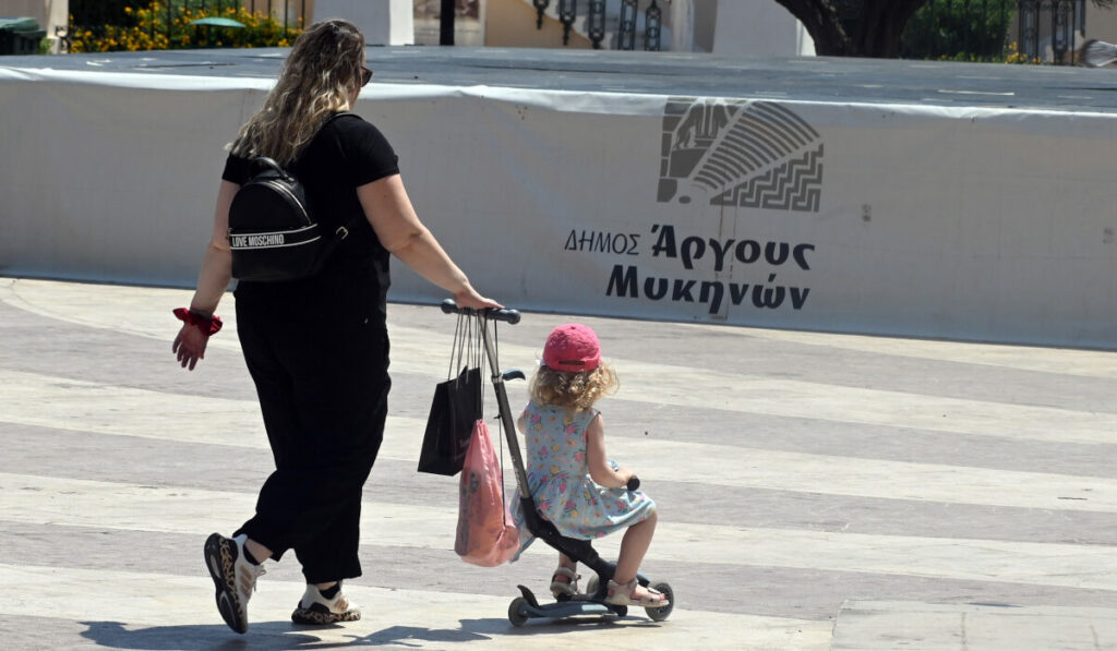 Επίδομα παιδιού Α21: Ξεκινούν οι αιτήσεις – Η βασική προϋπόθεση