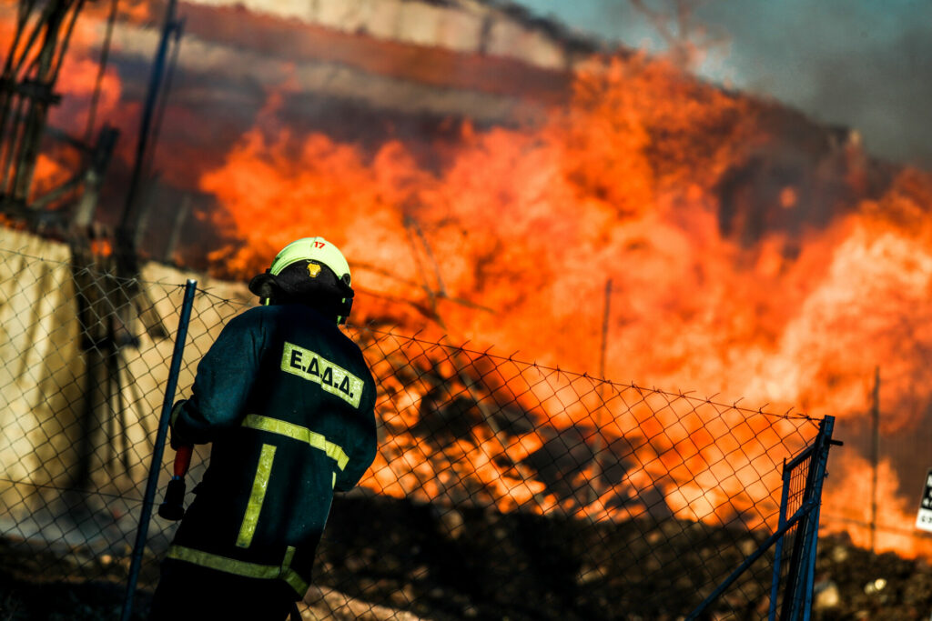 Φωτιά τώρα στο Μενίδι: Πύρινη κόλαση, προειδοποιήσεις για τον καπνό