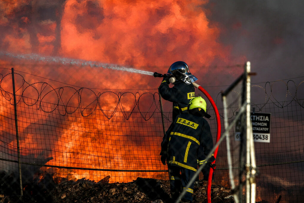 Δύσκολη νύχτα με τη φωτιά στο Μενίδι μαίνεται η πυρκαγιά