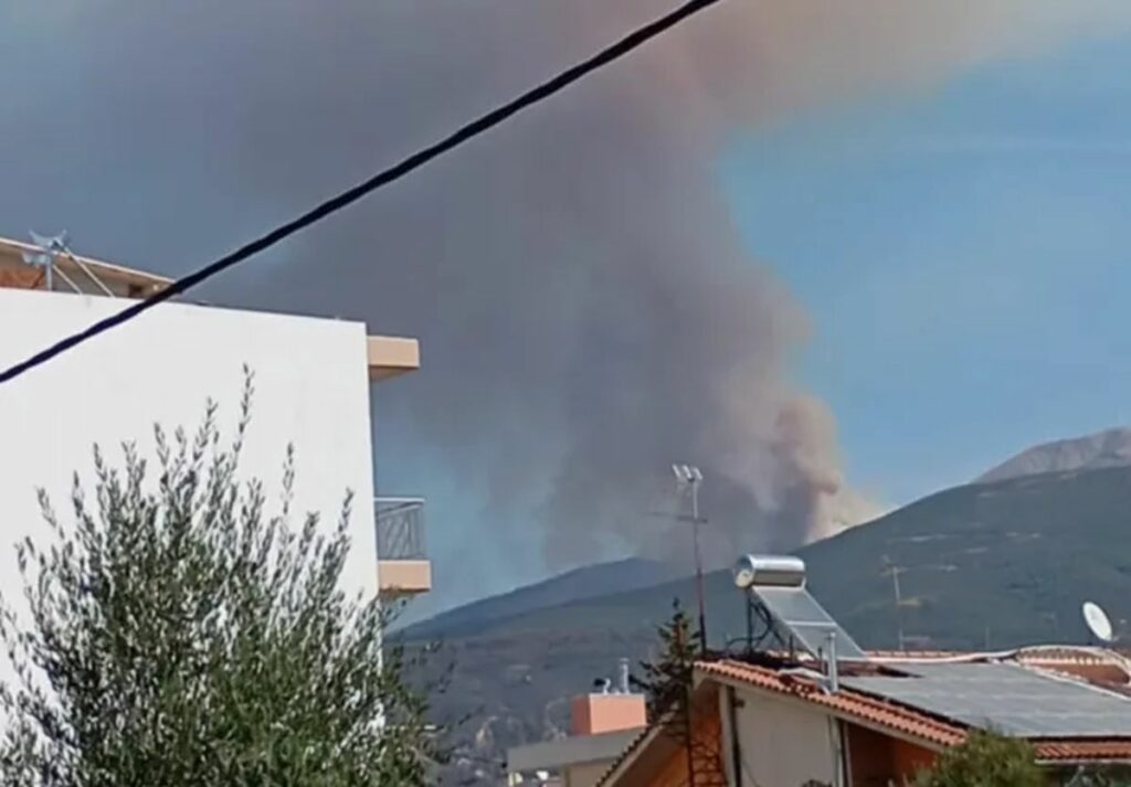 Φωτιά στο Παναχαϊκό όρος στην Πάτρα, επιχειρούν εναέρια μέσα