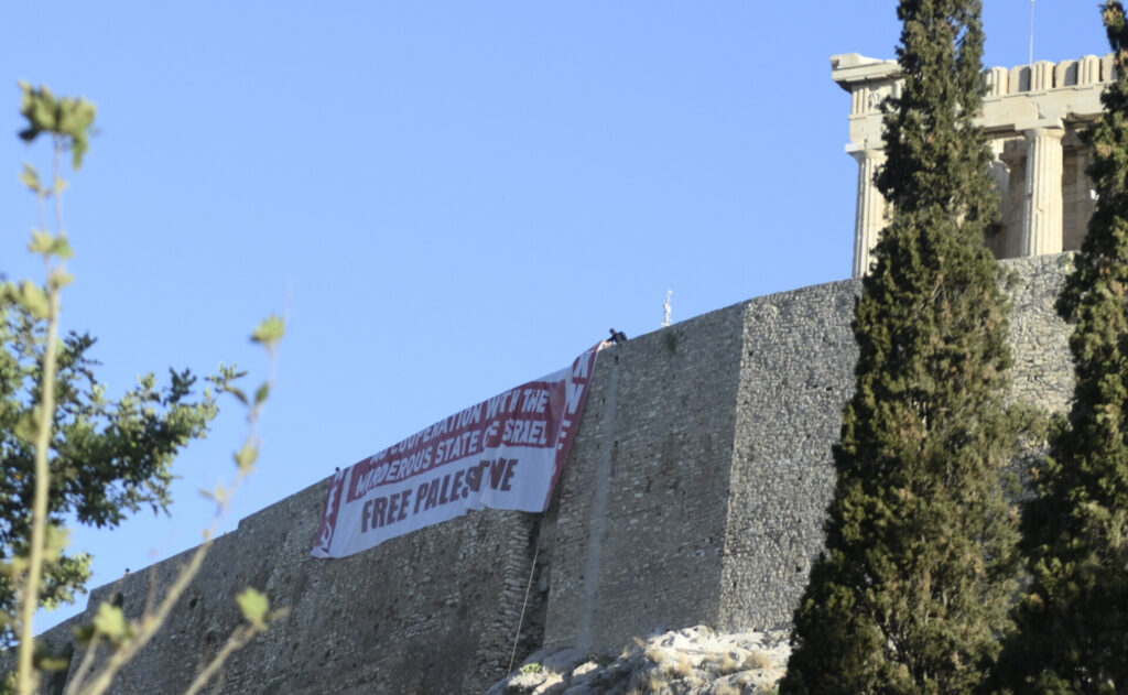 Γιγαντιαίο πανό του ΚΚΕ στην Ακρόπολη: Να σταματήσει η γενοκτονία