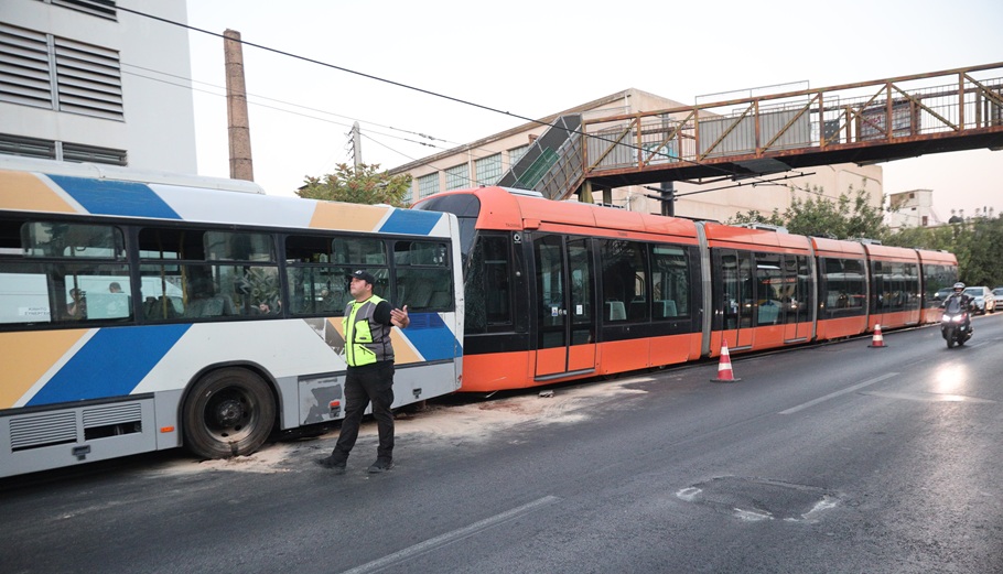 Σύγκρουση λεωφορείου με τραμ στον Πειραιά: 15 οι τραυματίες
