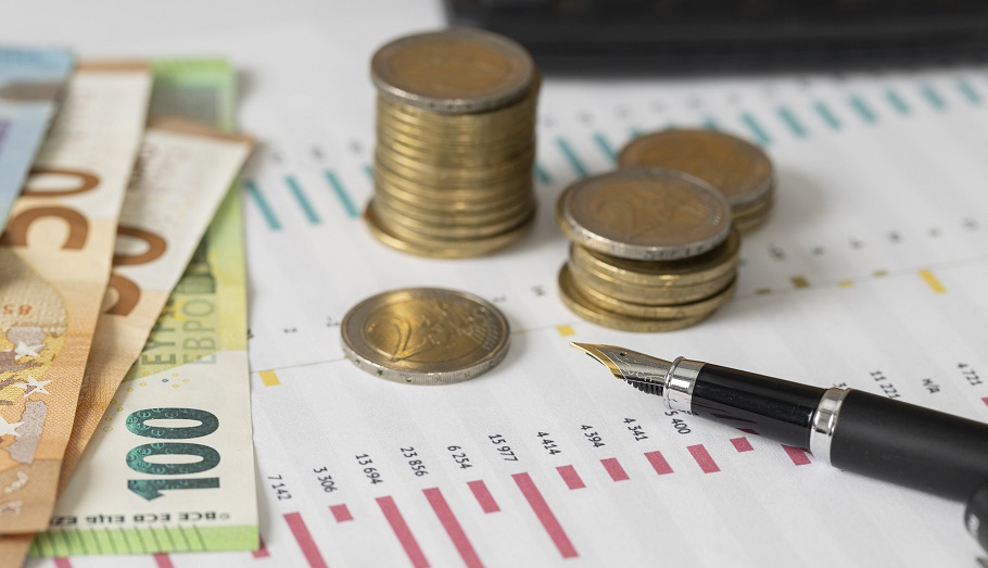 Πόσο αυξάνονται μισθοί και συντάξεις από το 2026, τι αλλάζει στην παρακράτηση φόρου