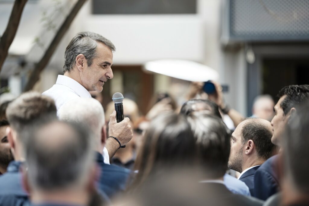 Οι λεπτές ισορροπίες στη ΝΔ, τα δύο πολιτικά προσωπεία του Μητσοτάκη και η ημερομηνία που φαίνεται να “κλειδώνει” για την πρώτη επίσημη εμφάνιση της Κίμπερλι Γκίλφοϊλ στην Ελλάδα ως πρέσβειρα των ΗΠΑ