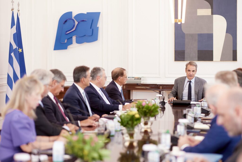 Μητσοτάκης με τους 4 τραπεζίτες: Άλλα 300 εκατ. στο Μαριέττα Γιαννάκου για τα σχολεία