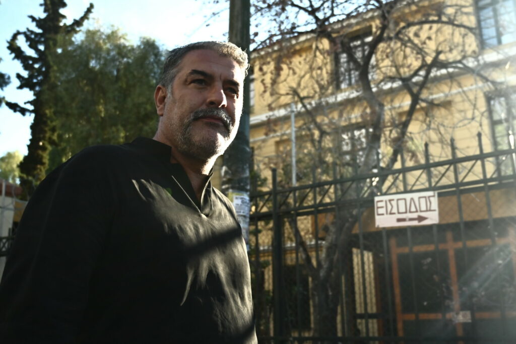 Ελεύθερος ο Βασίλης Μπισμπίκης, στις 8 Οκτωβρίου η δίκη του