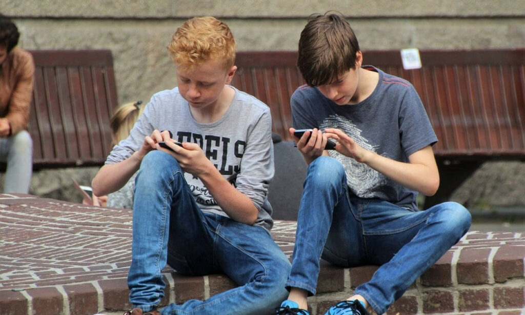 Τα σχολεία πρέπει να απαγορεύσουν τα smartphones στην τάξη