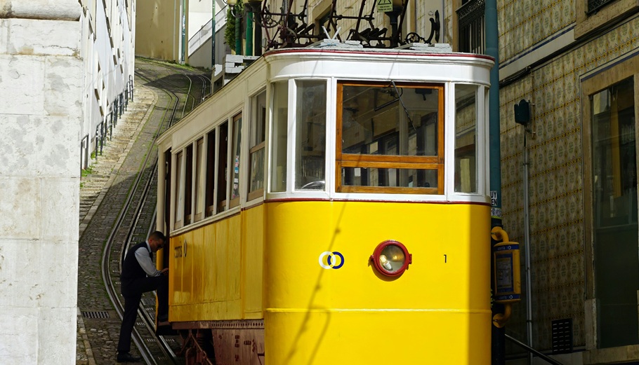 Λισαβόνα: Τουλάχιστον 3 νεκροί και 20 τραυματίες λόγω εκτροχιασμού τελεφερίκ