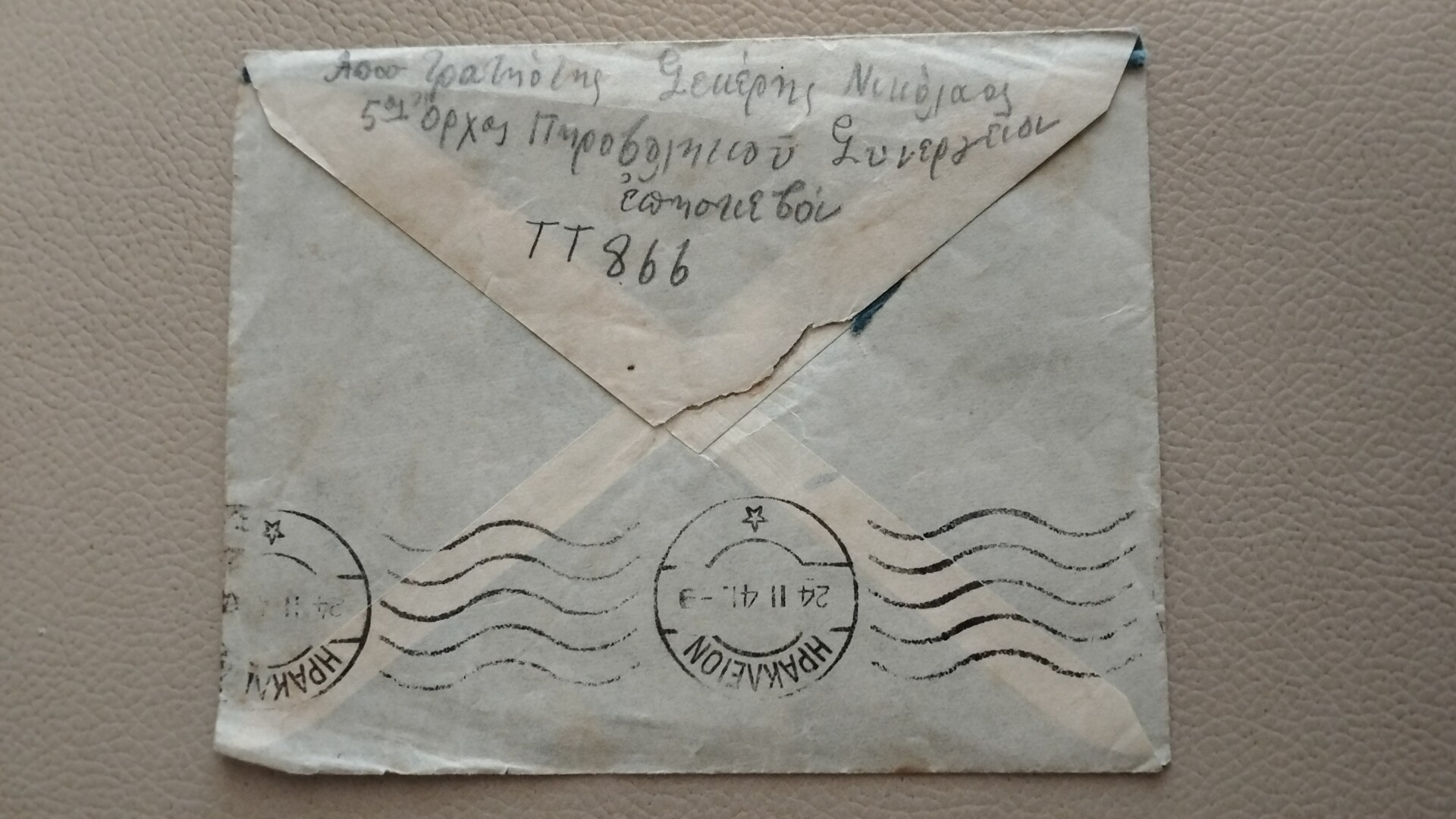 28η Οκτωβρίου - Ηράκλειο: Τα γράμματα από το μέτωπο είναι ό,τι έχει από τον πατέρα του