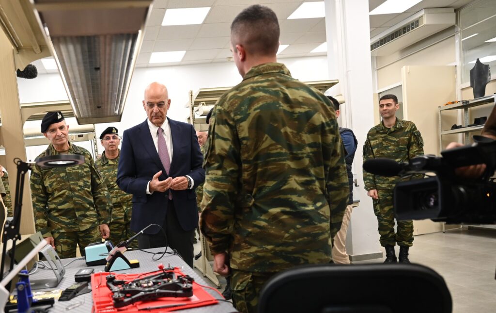 Δένδιας από το εργοστάσιο drones: Kαίριο βήμα η παραγωγή τους
