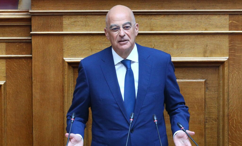 Η δεξιά στροφή Μητσοτάκη, η ενόχληση για την απουσία Δένδια από τη Βουλή, οι σκέψεις για ανασχηματισμό και ο εφιάλτης του Ανδρουλάκη