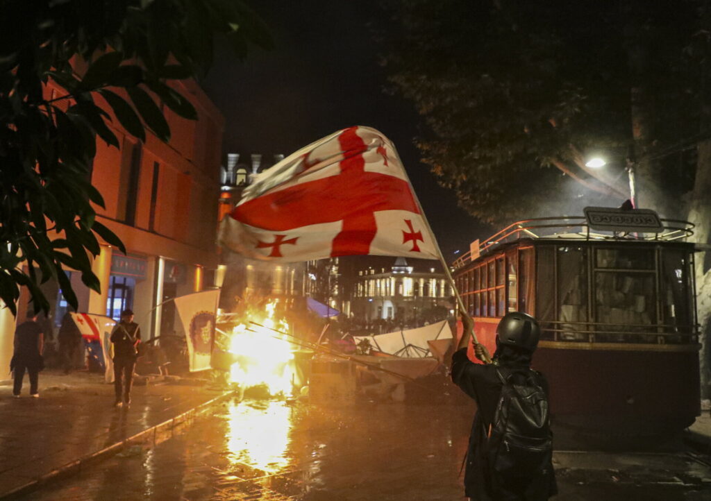 Γεωργία: Διαδηλωτές επιχείρησαν να εισβάλουν στο προεδρικό μέγαρο