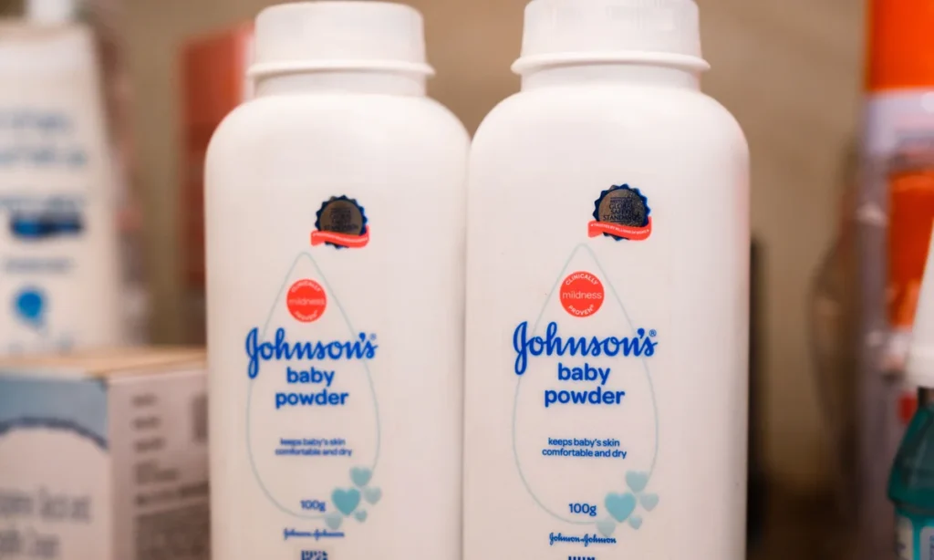 Johnson & Johnson: Πρόστιμο ένα δισ. δολάρια για καρκινογόνο ταλκ
