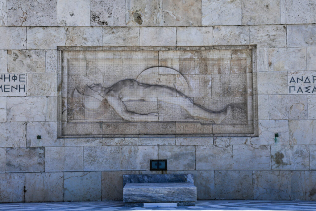 Πόλεμος ανακοινώσεων για την καθαριότητα του Μνημείου του Άγνωστου Στρατιώτη
