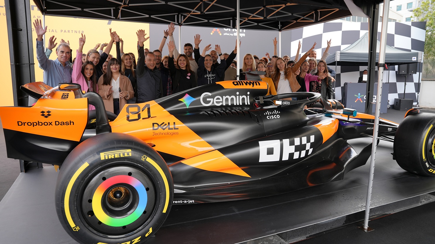 Οι άνθρωποι του ΟΠΑΠ φωτογραφίζονται με το showcar της McLaren F1 Team © ΔΤ