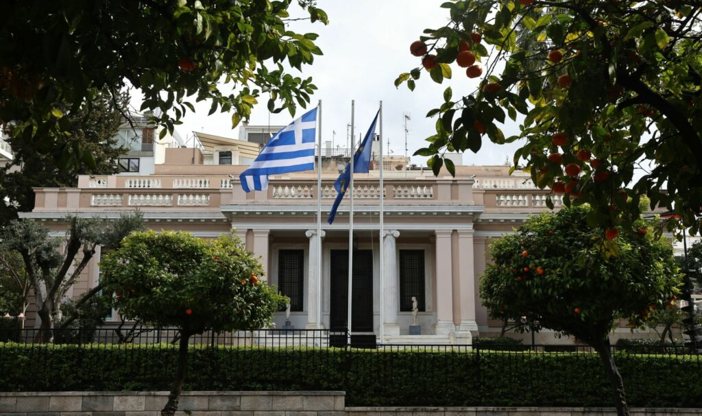 Η μάζωξη των ισχυρών εργολάβων στο Μαξίμου, το ραντεβού Μητσοτάκη με Σκλαβενίτη, η πολεμική του ΠΑΣΟΚ στον Αρναουτάκη και ένα δίδυμο που κάνει την έκπληξη