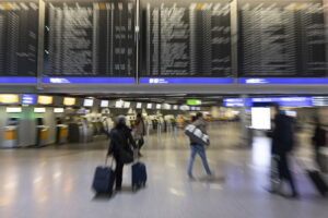Η Ρωσία κλιμακώνει τις θρασύτατες επιθέσεις «γκρίζαs ζώνηs» στην Ευρώπη