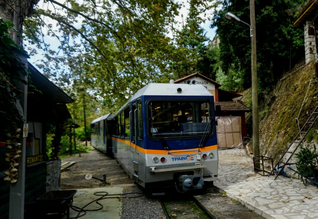 Hellenic Train: Φερτά υλικά ακινητοποίησαν αμαξοστοιχία του Οδοντωτού