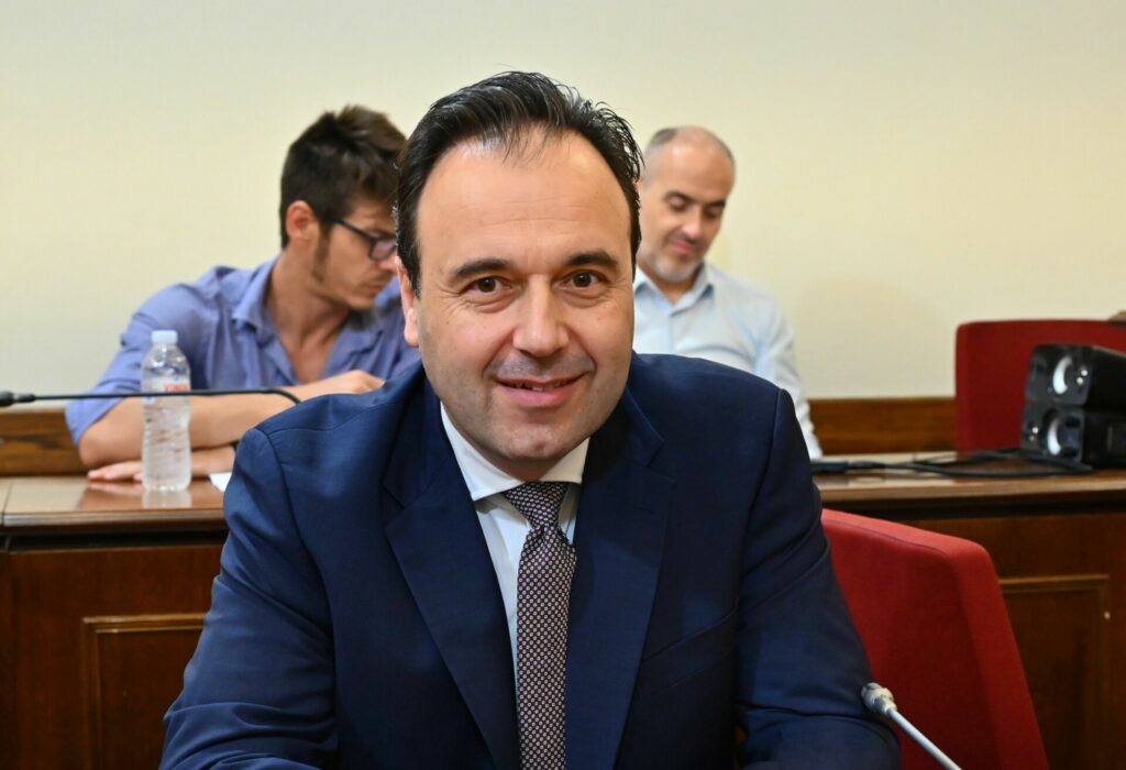 Μπαίνει τέλος στην πώληση αλκοόλ και τσιγάρων σε ανηλίκους