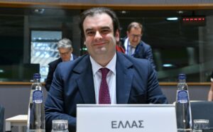 Πιερρακάκης στο Eurogroup: Υπέρ της επιβολής δασμών σε μικροδέματα από χώρες εκτός ΕΕ