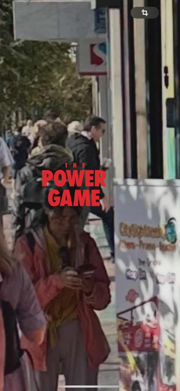 Ο Αλέξης Τσίπρας μπαίνει στο γραφείο του © Powergame.gr