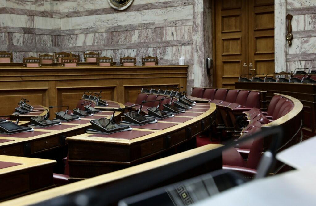 Αυτοδυναμία χωρίς… κόμματα: Ένα “αντισυστημικό” πολιτικό παράδοξο
