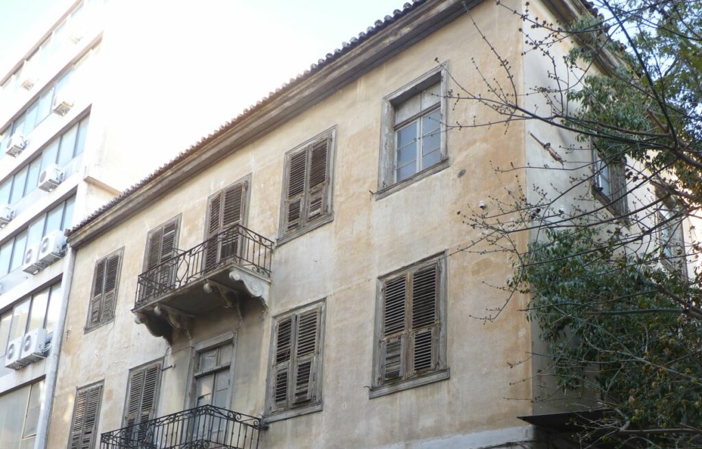 Αναβιώνει το ιστορικό ξενοδοχείο “Βύρων” στην Αιόλου – Ένα από τα παλαιότερα κτίρια της Αθήνας αποκτά νέα ζωή