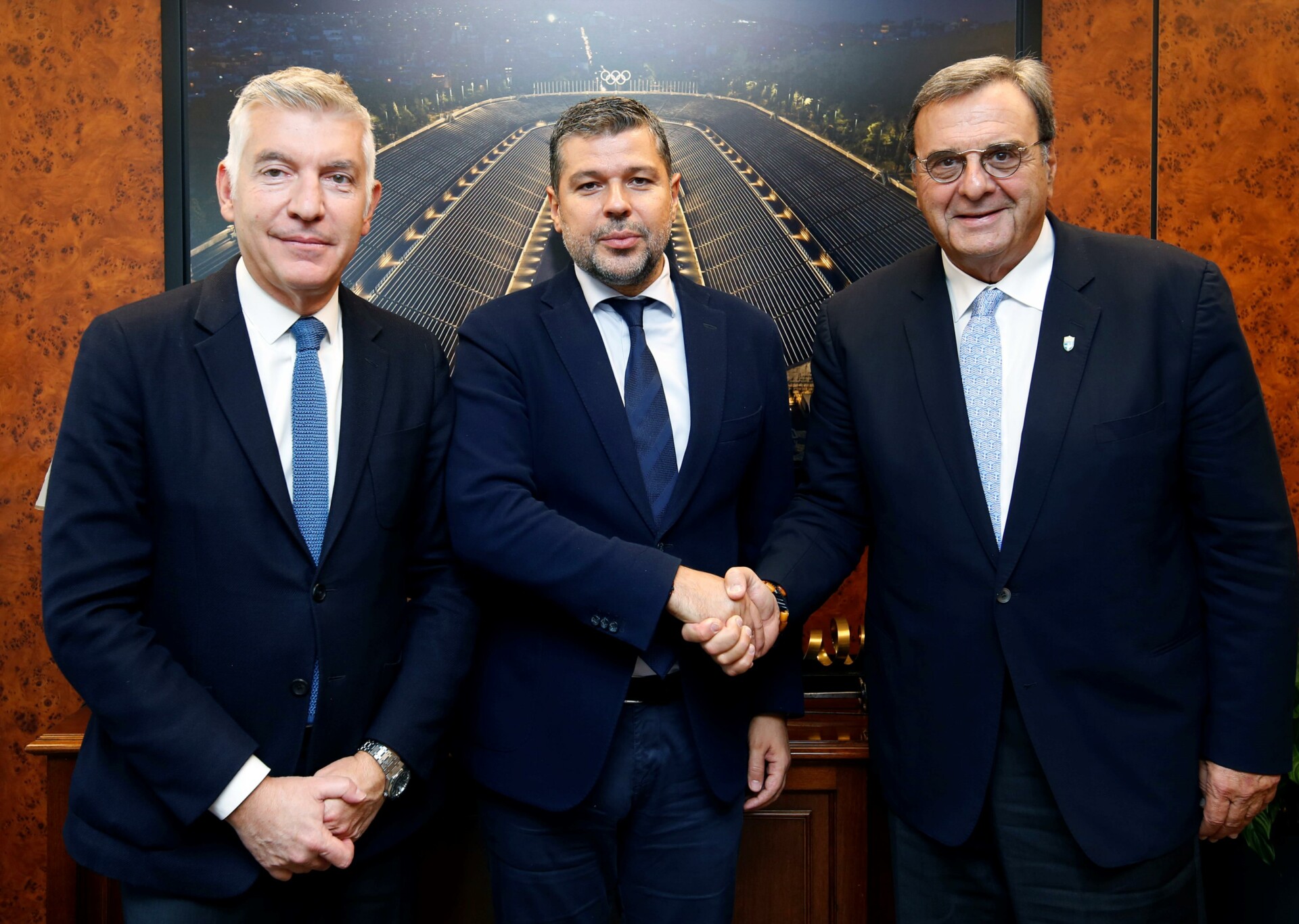 Ο Γενικός Γραμματέας της Ελληνικής Ολυμπιακής Επιτροπής, Στέφανος Χανδακάς, ο Πρόεδρος και Διευθύνων Σύμβουλος Ομίλου ΔΕΗ, Γεώργιος Στάσσης και ο Πρόεδρος της Ελληνικής Ολυμπιακής Επιτροπής, Ισίδωρος Κούβελος © ΔΤ