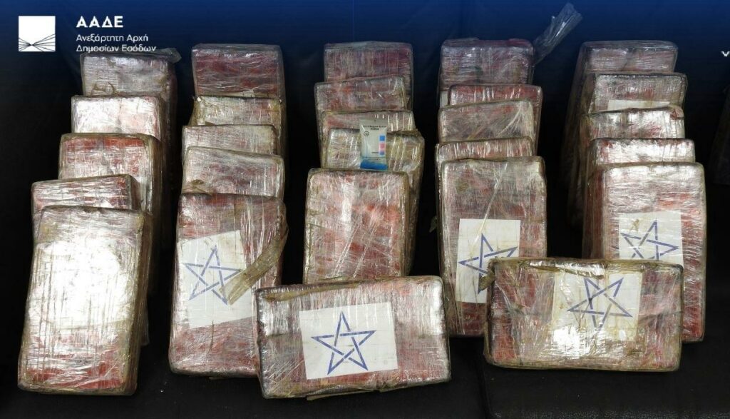 ΑΑΔΕ: Κατάσχεση 39 κιλών κοκαΐνης σε κοντέινερ με μπανάνες στον Πειραιά
