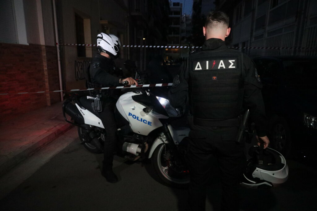 Φρίκη σε Άγιο Παντελεήμονα: Νεκρός και τραυματίας σε διαμέρισμα
