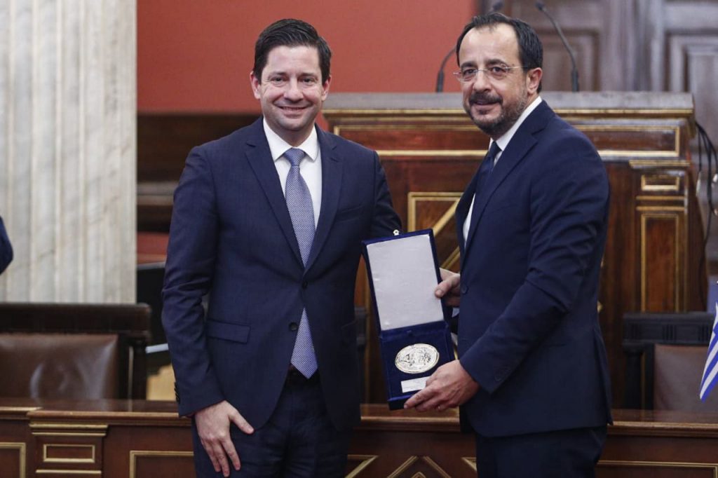O πρύτανης του ΕΚΠΑ Γεράσιμος Σιάσος και ο Κύπριος Πρόεδρος Νίκος Χριστοδουλίδης