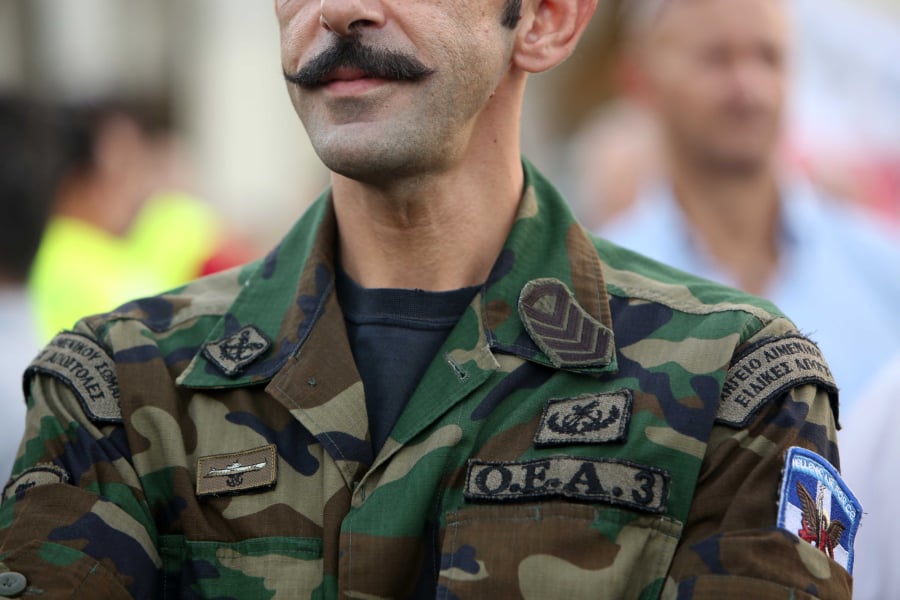 Ένστολοι: Ποιες αυξήσεις θα λάβουν – Αναλυτικοί πίνακες