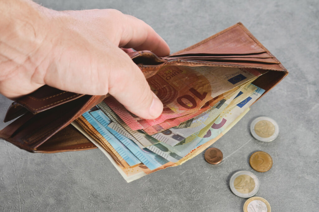 Επίδομα 250 ευρώ: Δεν το δικαιούνται όσοι παίρνουν ΚΕΑ, όλοι οι κόφτες