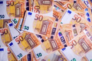 Επίδομα 300 ευρώ για συνταξιούχους: Σκέψεις για αύξηση στα 446,87 ευρώ