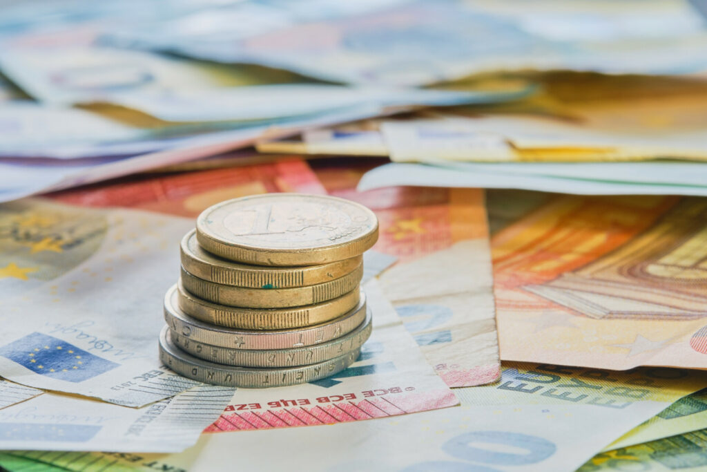 Η πολιτική αναταραχή στη Γαλλία πιέζει το ευρώ