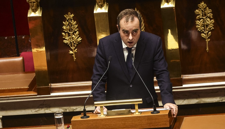 Γαλλία: ”Φιλί της ζωής” στον Λεκορνί από τους Σοσιαλιστές χάρη στο συνταξιοδοτικό – Τα κρίσιμα επόμενα βήματα