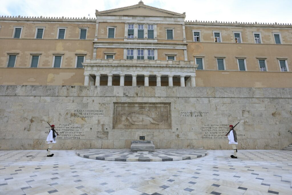 Πολιτικός πυρετός και μπρα ντε φερ Δένδια-Δούκα για το μνημείο του Αγνώστου Στρατιώτη