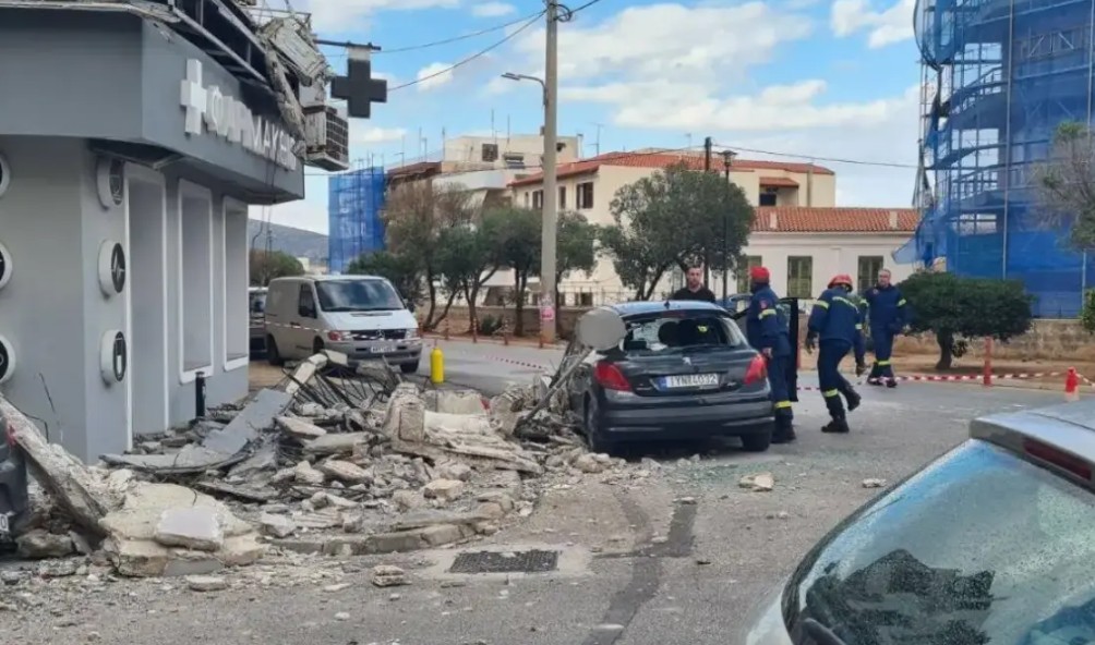 Λαύριο: Κατέρρευσε μπαλκόνι σε κεντρικό δρόμο – Σοβαρές ζημιές