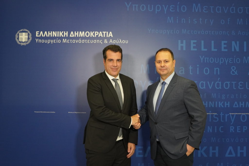 ”Τσεκούρι” στα επιδόματα μεταναστών