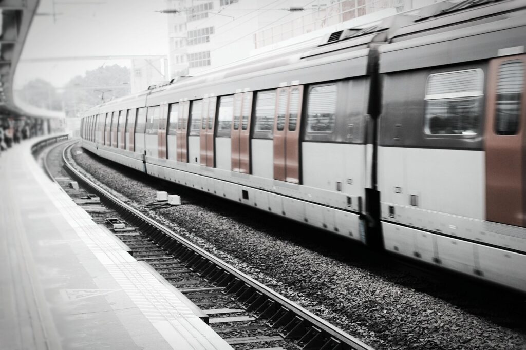 Subway surfing: Το άκρως επικίνδυνο trend ήρθε και στην Αθήνα