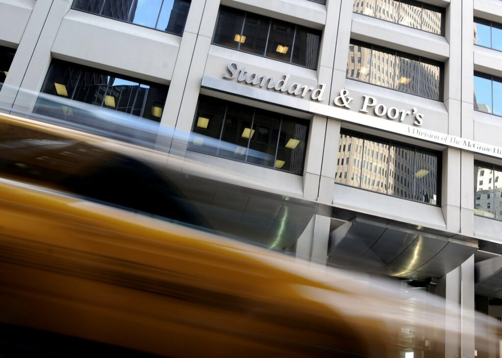 S&P: Διατηρεί την Ελλάδα στη βαθμίδα BBB, πού εφιστά την προσοχή
