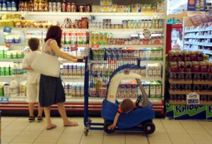 Μειώσεις τιμών στο ράφι: Ξεκινά η Εθνική Πρωτοβουλία με πάνω από 1.600 κωδικούς προϊόντων, είδη σούπερ μάρκετ και σχολικά