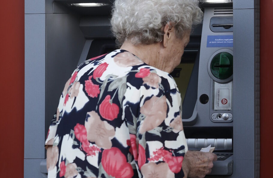 Συντάξεις Νοεμβρίου 2025: Οι αναμενόμενες ημερομηνίες πληρωμής σε ΙΚΑ-ΕΤΑΜ, τράπεζες, ΟΤΕ, ΔΕΗ, ΝΑΤ, ΕΤΑΤ
