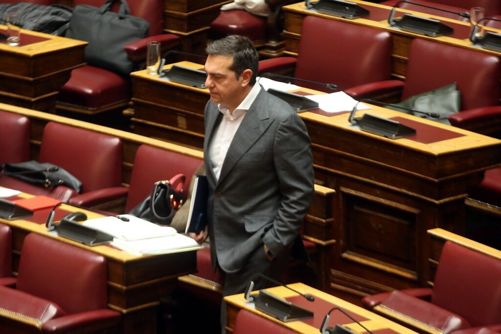 Γιατί ο Αλέξης Τσίπρας δεν πρόκειται να παραιτηθεί άμεσα από τη θέση του βουλευτή και ποιους συμβούλους φέρνει μαζί της στην Αθήνα η Κίμπερλι Γκίλφοϊλ