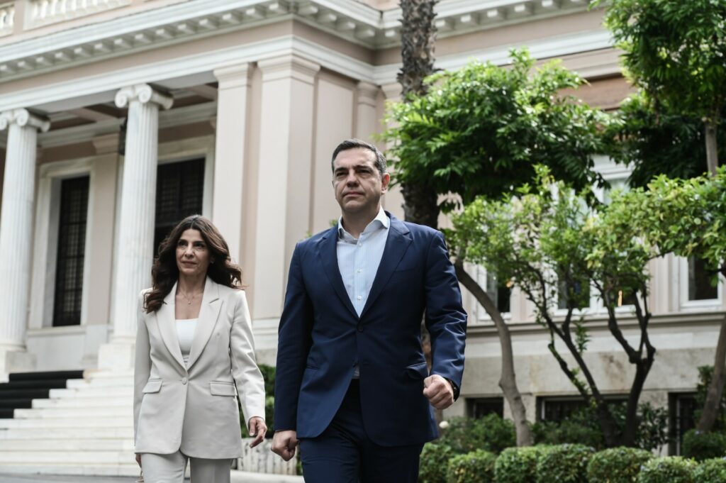 Η γυναίκα δημοσιογράφος που θα γίνει η “φωνή” του Τσίπρα και η κρίσιμη ημερομηνία που η Ελλάδα πρέπει να έχει οπωσδήποτε κυβέρνηση μετά τις επόμενες εθνικές εκλογές