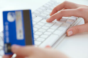 Τέλος στην πληκτρολόγηση καρτών με το Visa Click to Pay της Πειραιώς