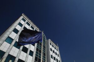 Χρηματιστήριο: Στη “φωτεινή πλευρά“ του επενδυτικού χάρτη και το 2026, τι προβλέπουν τρεις ξένοι οίκοι