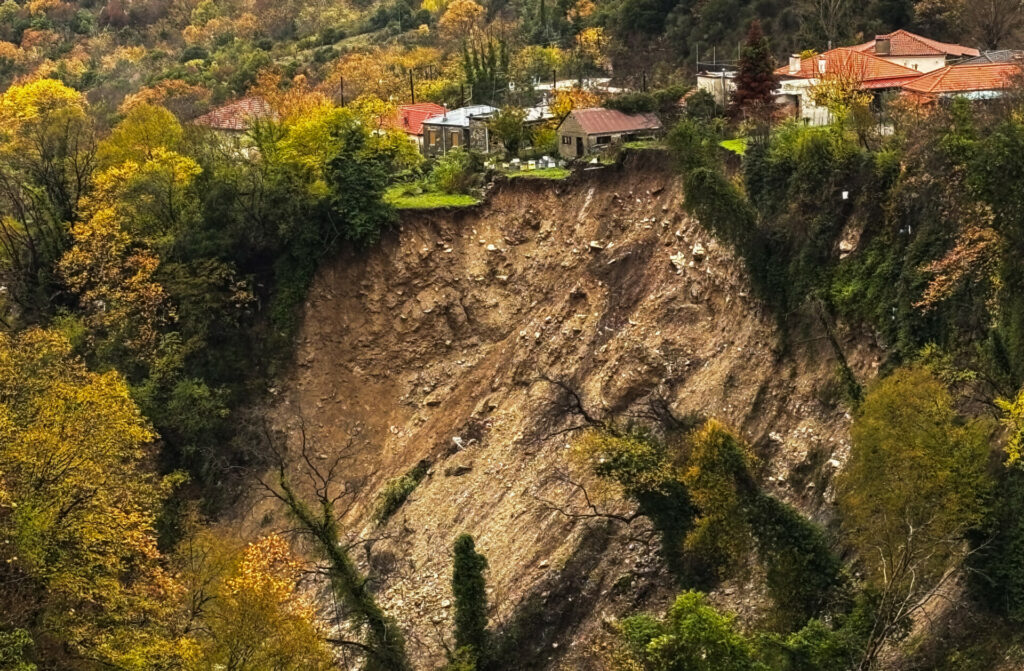 Κακοκαιρία Adel: Φάνηκαν θεμέλια σπιτιών από τις καταιγίδες, υποχώρησαν πλαγιές και δρόμοι